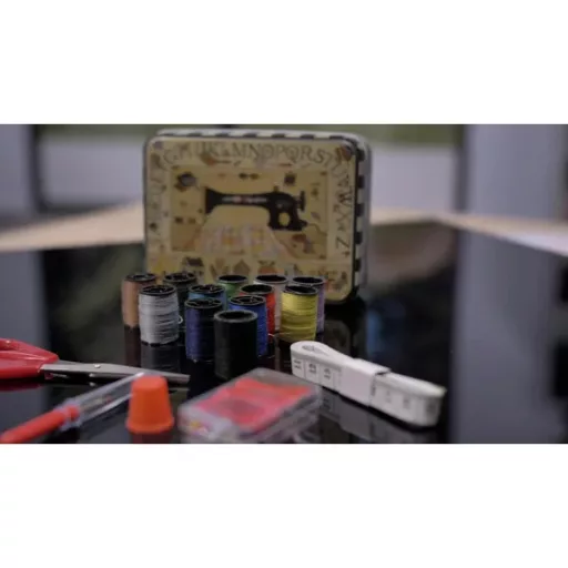 Prémium varrókészlet fém dobozban – 12 cérna, olló, gombok, tűk