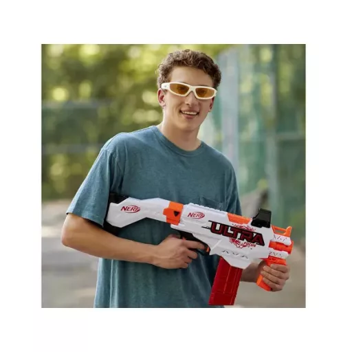Nerf Ultra Focus motorizált szivacslövedékes puska, tár, válltámasz, 10 dart
