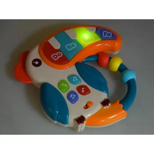 Interaktív tukán mini zongora babáknak fény- és hanghatással, 14×15 cm