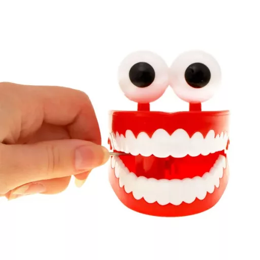 Felhúzható kattogó műfogsor nagy szemekkel, vicces játék 6,5 cm