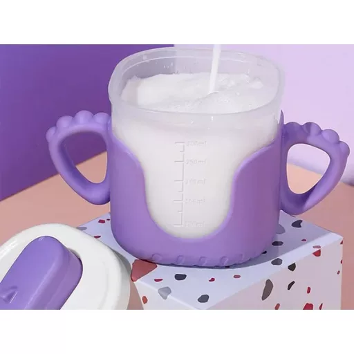 Szilikon fogantyús, csöpögésmentes bébi itatópohár szívószállal 300 ml
