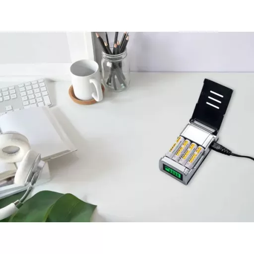 LCD-kijelzős gyors AA/AAA akkumulátor töltő, 4 férőhely, automatikus