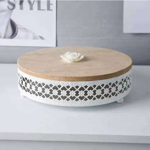 Dekoratív fém tároló fa tetővel, áttört mintázattal, 16×10 cm