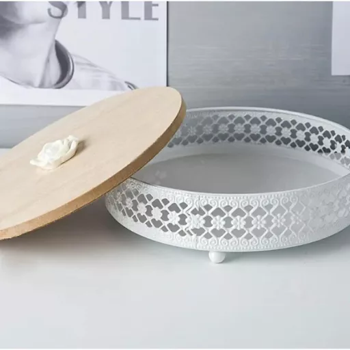 Dekoratív fém tároló fa tetővel, áttört mintázattal, 16×10 cm