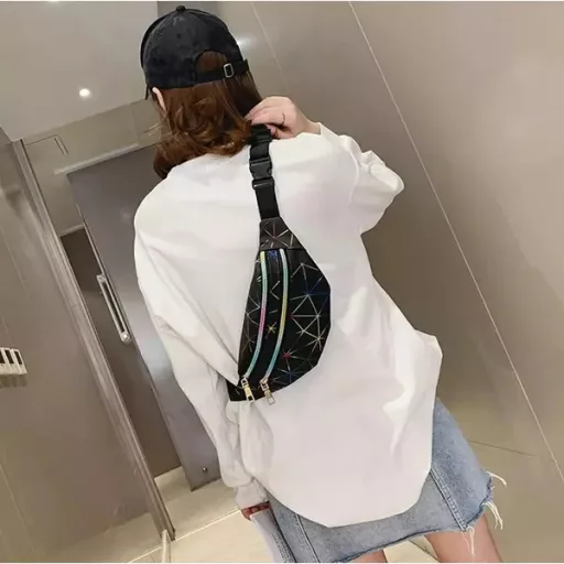 Vízhatlan fekete deréktáska, 32x14x6,5 cm, 3 cipzáras rekesz