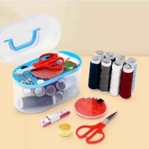 32 részes varrókészlet színes cérnákkal, tűkkel és műanyag tokkal