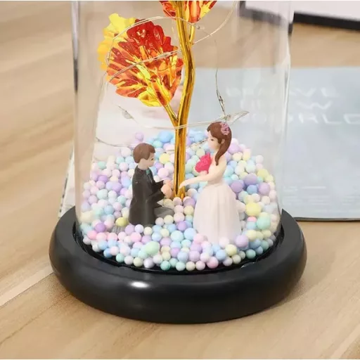 Örök rózsa üvegbúrában RGB LED világítással, dekor figurával