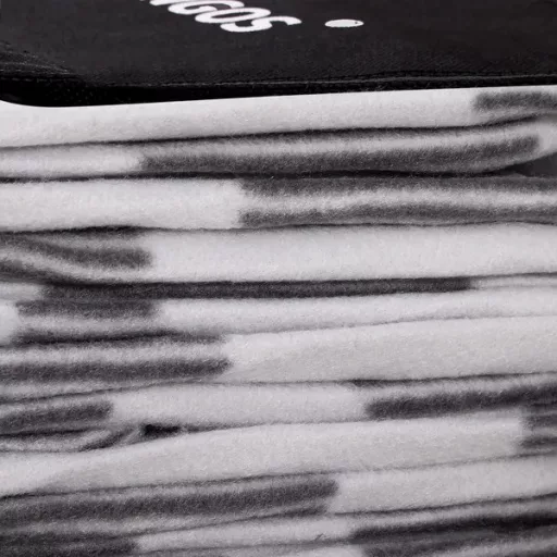 Polár pikniktakaró 180×220 cm, alumínium hátlappal, szürke háromszögek