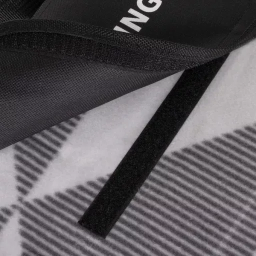 Polár pikniktakaró 180×220 cm, alumínium hátlappal, szürke háromszögek