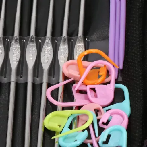 100 részes horgolókészlet alumínium és acél tűkkel, lila tokban