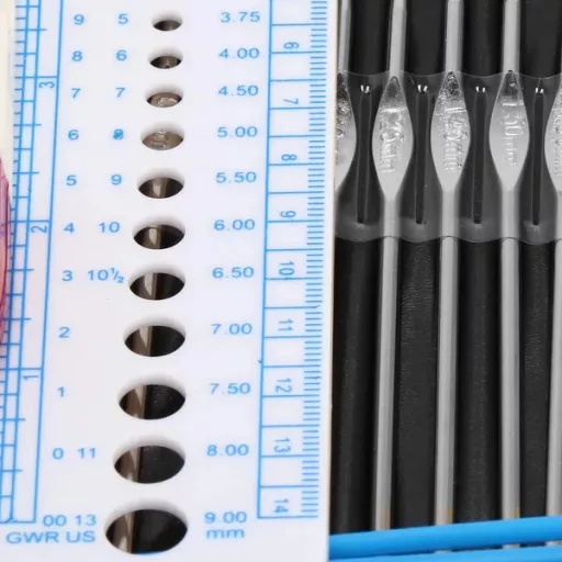 100 részes horgolókészlet alumínium és acél tűkkel, lila tokban