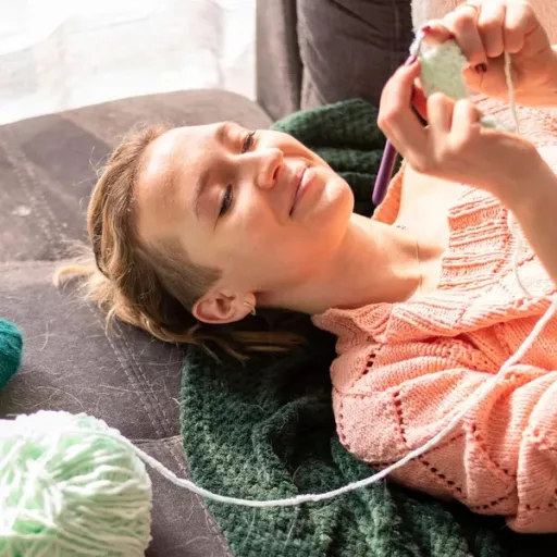 12 darabos színes alumínium horgolótű készlet 2–8 mm átlátszó tokkal