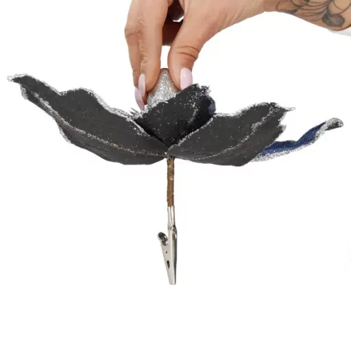 Mű magnólia virág csipeszes, 20 cm, fekete-sötétkék ezüst csillámos