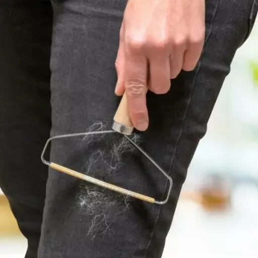 Kétoldalas réz pengés hordozható állatszőr-eltávolító kefe fa nyéllel